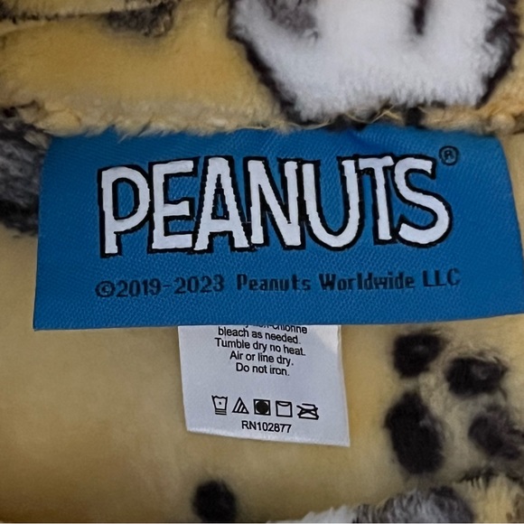 Peanuts Snoopy Yellow Blanket Throw - Picture 7 of 7